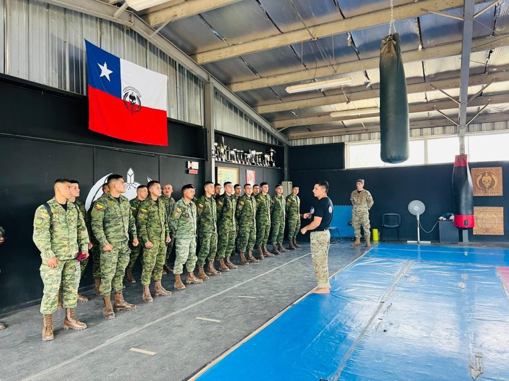 Soldados de fuerzas especiales se capacitan en la República de Chile