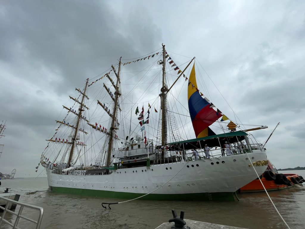 Buque escuela ARC “Gloria” de la Armada Nacional de Colombia visita Guayaquil
