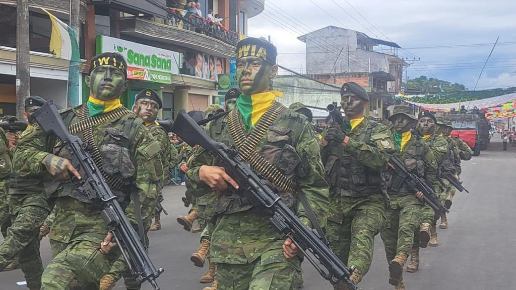 Desfile cívico-militar en Sucúa