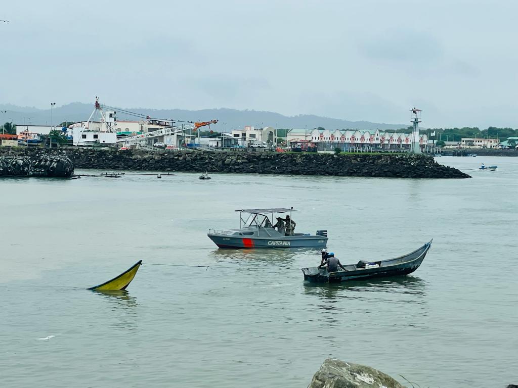 Armada del Ecuador rescató a ocupantes de embarcación que colisionó con otra embarcación en el puerto pesquero de Esmeraldas.