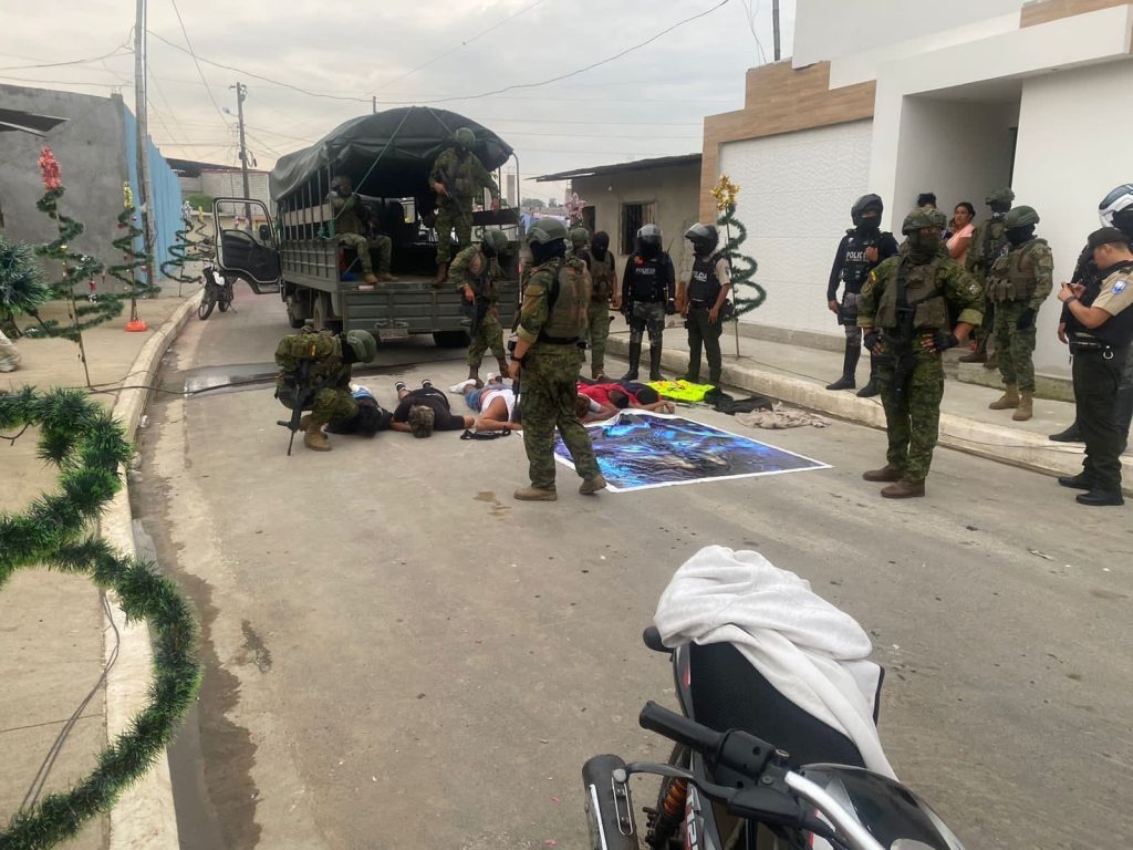 Soldados aprehenden a cinco personas y decomisan un fusil AK 47 en Quevedo