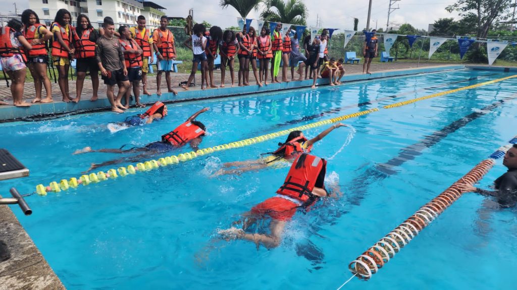 Guardianes del mar realizan práctica de natación en Esmeraldas