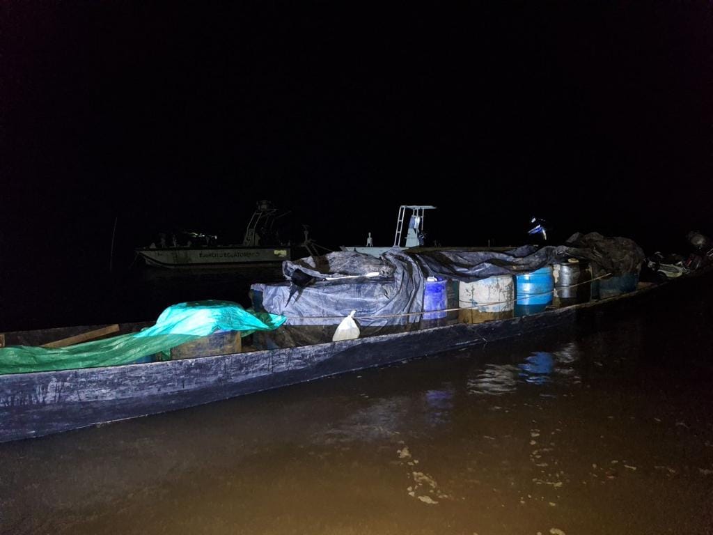 Militares decomisan tanques de combustible en el río Putumayo