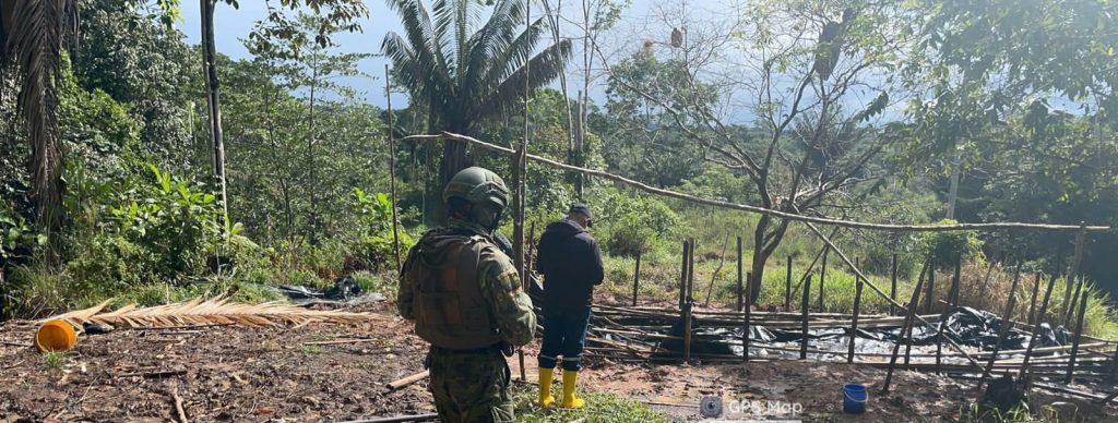 Patrulla militar encuentra acople clandestino para extraer gasolina blanca en Sucumbíos