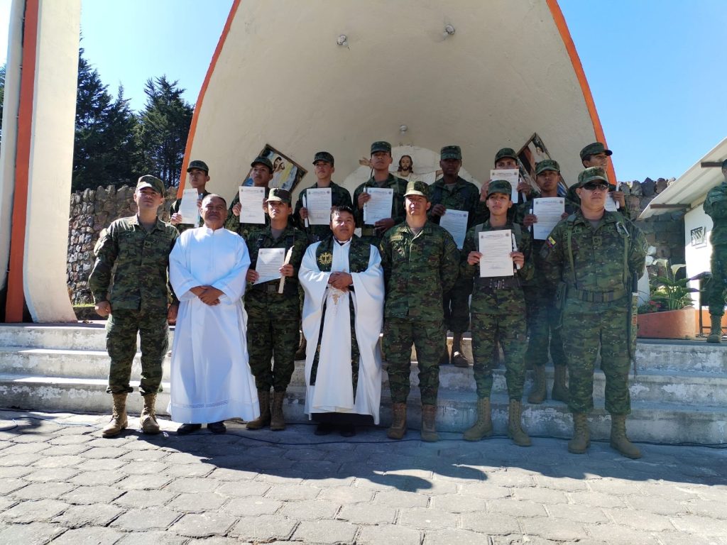 Jóvenes conscriptos decidieron recibir los sacramentos del Bautizo y Primera Comunión en Machachi