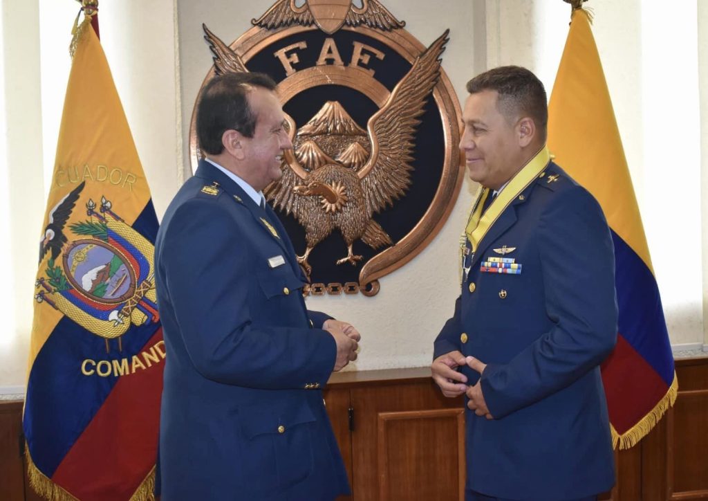 Imposición de la condecoración Estrella de las Fuerzas Armadas del Ecuador
