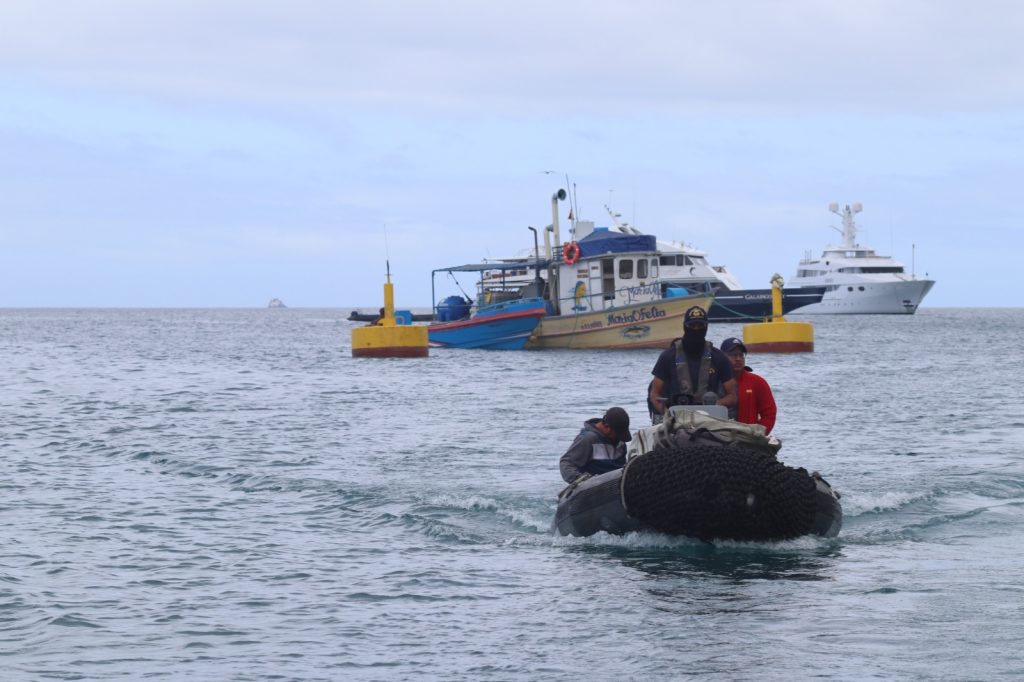 Armada del Ecuador aprehendió a seis ciudadanos con gran cantidad de combustible frente a Galápagos.