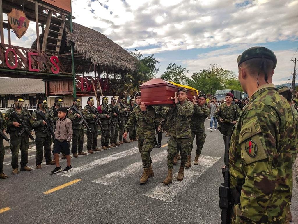 Honores fúnebres a soldado ecuatoriano