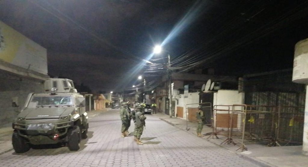 Militares resguardan las cárceles en Quito