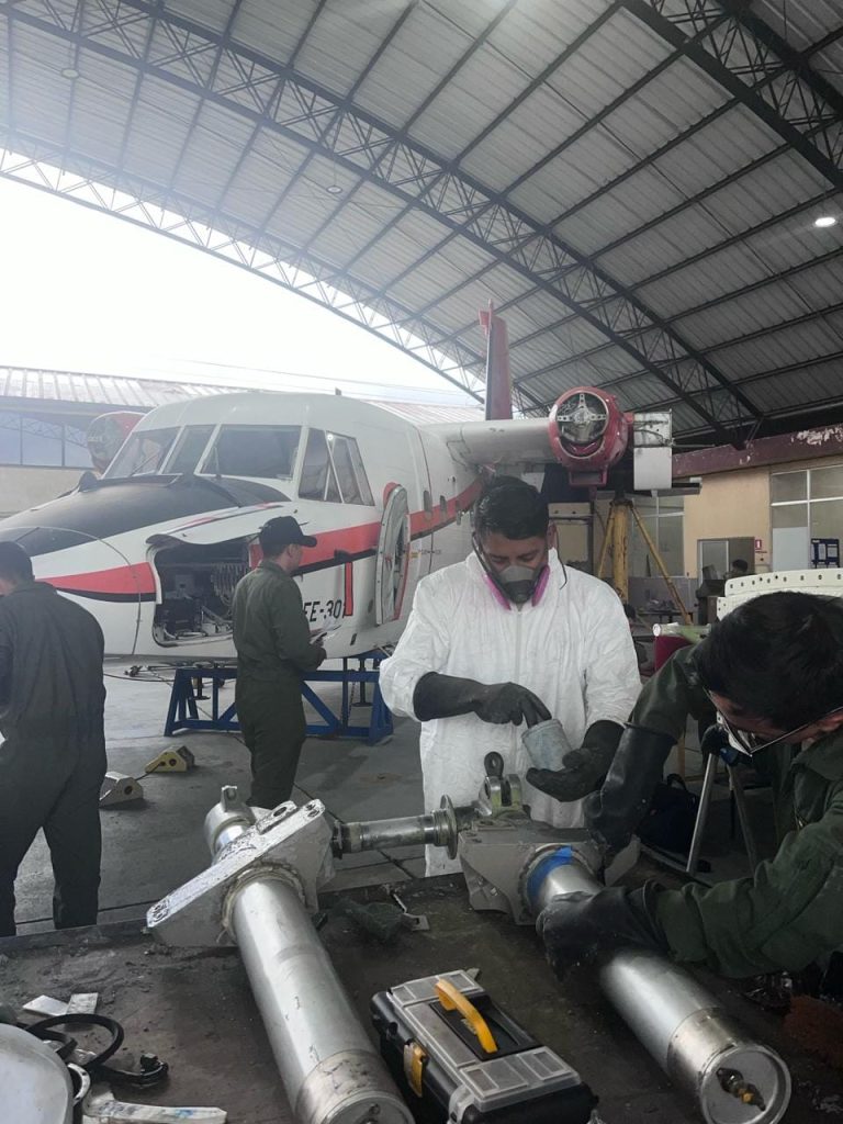 Militares dan mantenimiento a sus aeronaves
