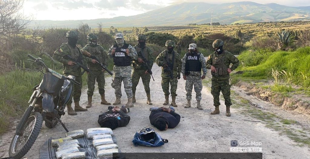 Militares detienen a dos sospechosos en Carchi