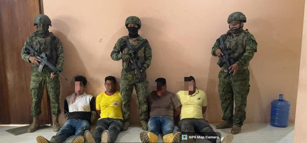 En Ponce Enríquez, militares confiscan explosivos