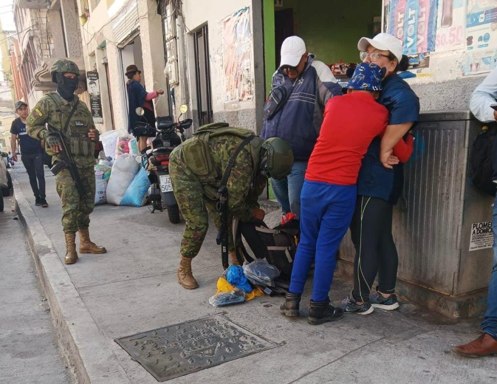 Militares detienen a sujetos con droga