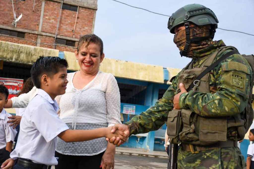 Militares resguardan escuelas y colegios