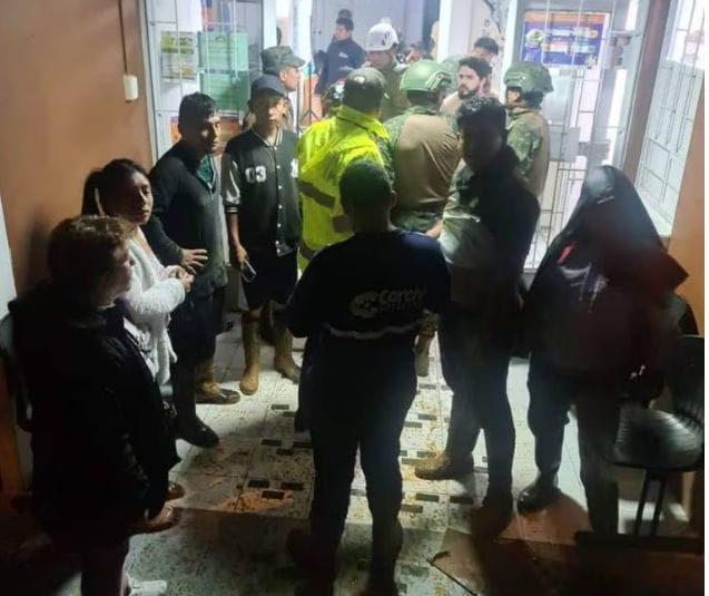 Militares y bomberos resultaron golpeados al ser alcanzados por deslave cuando retornaban de labores de rescate en el noroccidente de Tulcán