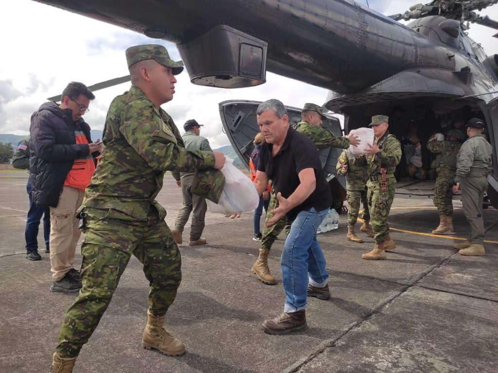 El Ejército Ecuatoriano colabora con el traslado aéreo de ayuda humanitaria para los damnificados por el deslave en San Marcos