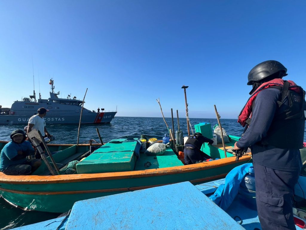 Aprehensión de dos embarcaciones peruanas en aguas jurisdiccionales
