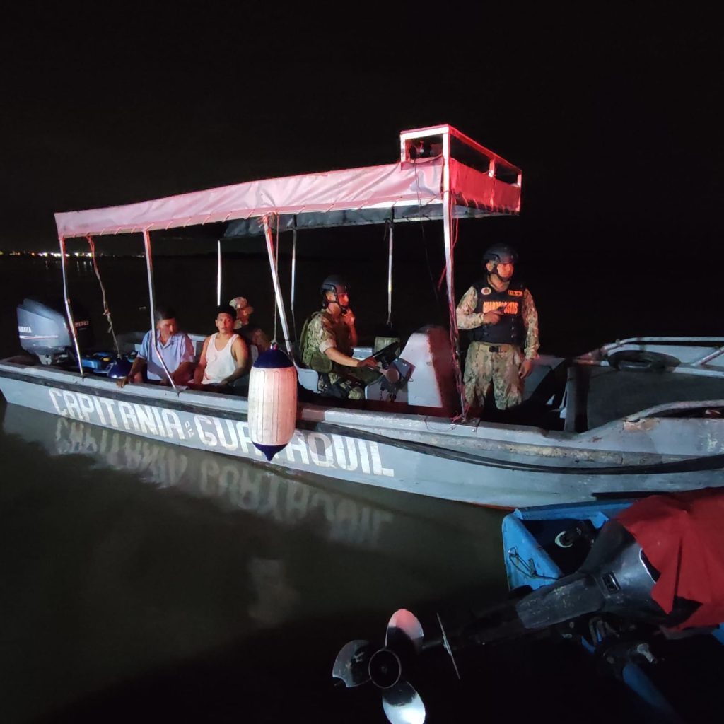 La Armada del Ecuador a través de la capitanía del puerto de Guayaquil, rescató a dos ciudadanos que se encontraban a bordo de dos embarcaciones a la deriva en el río Guayas