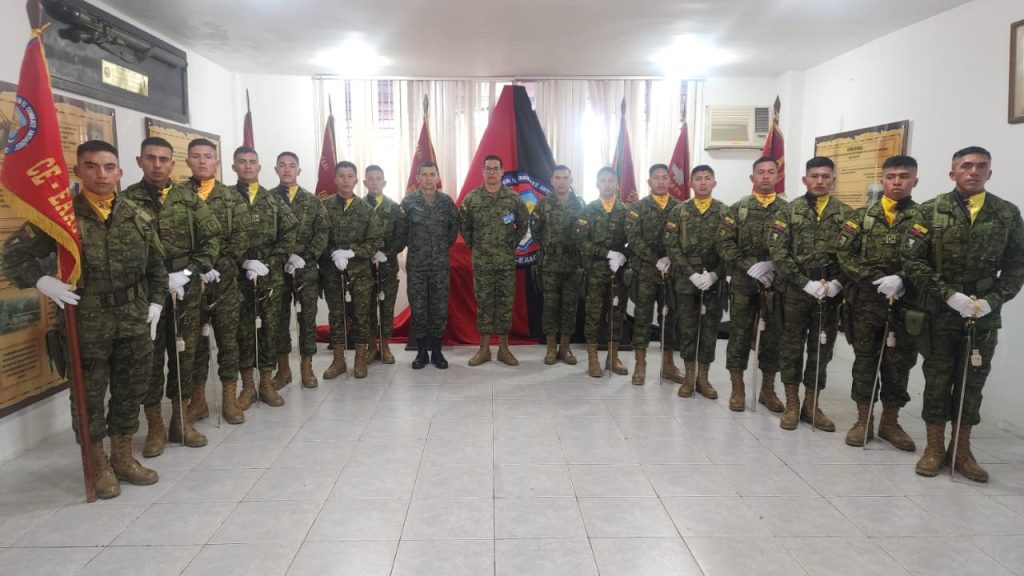 Las unidades de artillería reciben visita de cadetes