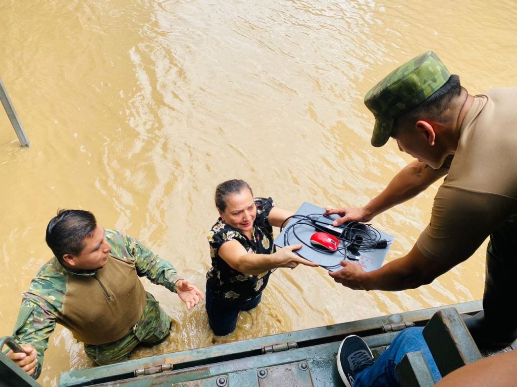 Militares brindan ayuda en las inundaciones