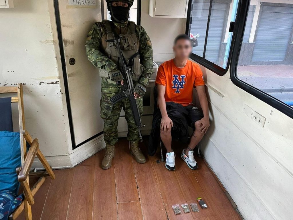 Militares detienen a sujeto en Cuenca