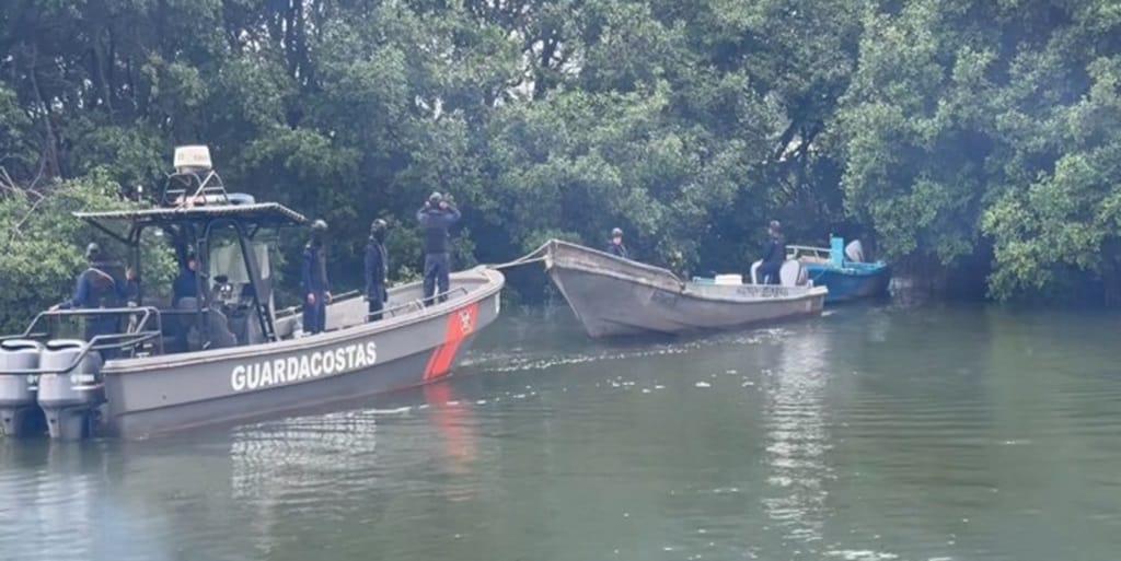 Operativos de Fuerzas Armadas dan con embarcaciones escondidas en Manglar