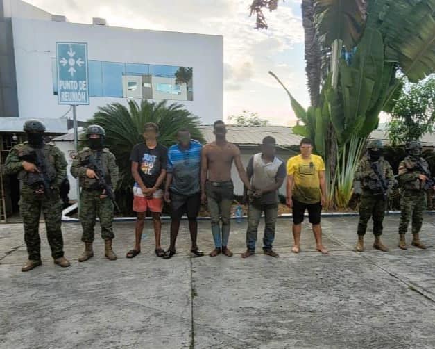 Militares realizan operativos en Manabí y recuperar vehículos