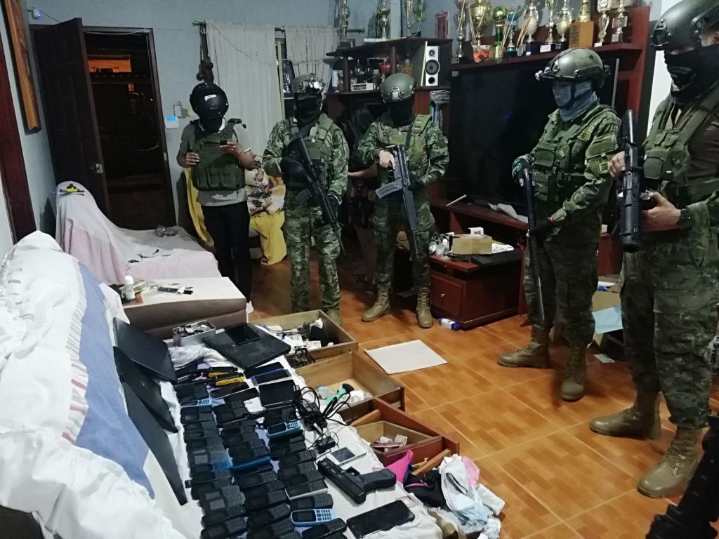 En Sucumbíos, Fuerzas Armadas decomisan armas