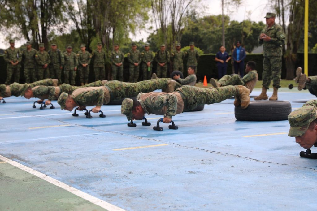 Militares refuerzan entrenamiento físico