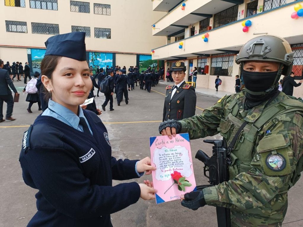 Estudiantes y soldados promueven el civismo