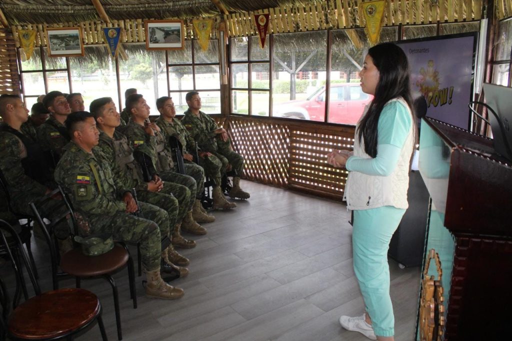 Militares reciben conferencias anti estrés