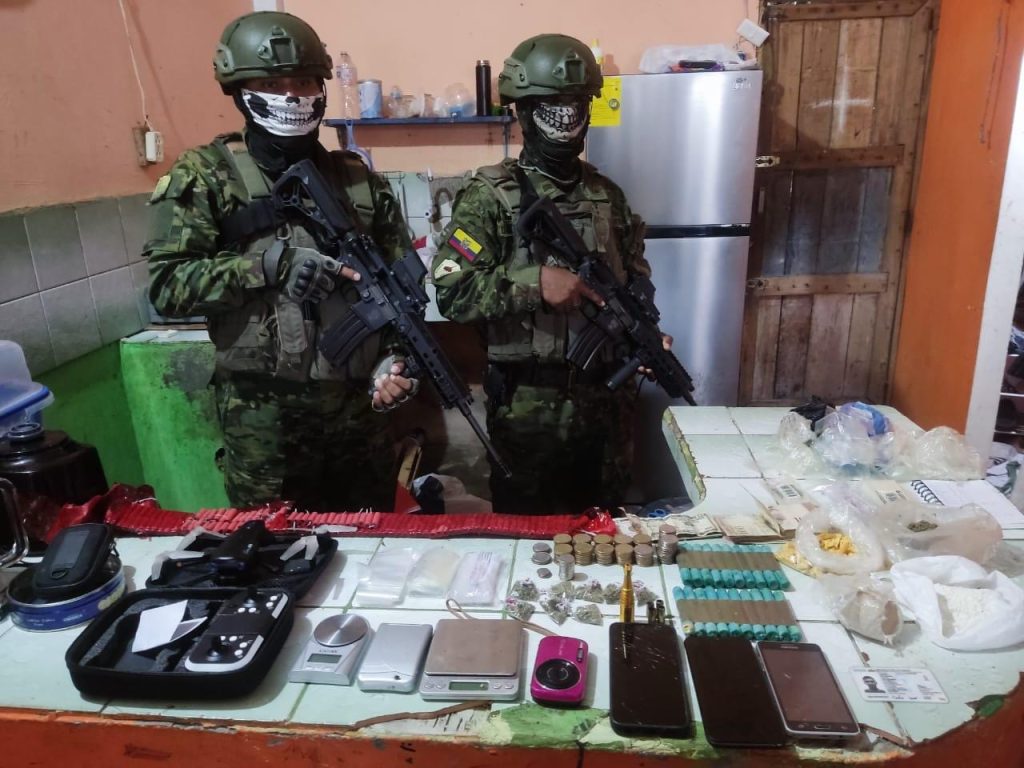 En Los Ríos, militares decomisan drogas y dinero
