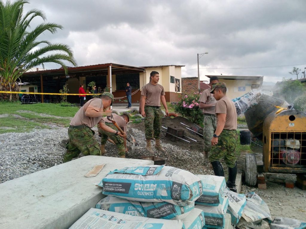 Militares reconstruyen escuela en Loja