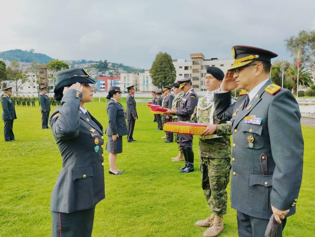 Sesión solemne de condecoraciones en Quito