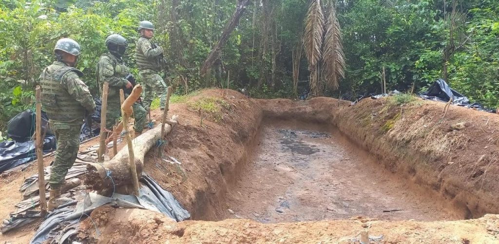 En Sucumbíos, militares encuentran una piscina clandentina de combustible