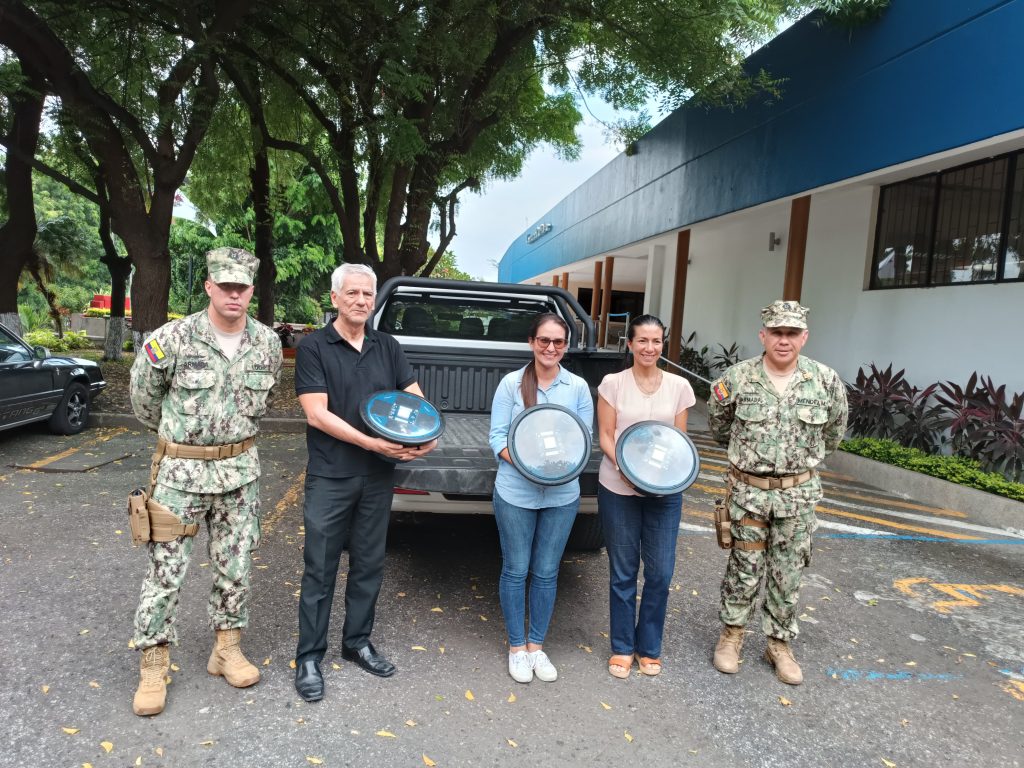 entrega de boyas científicas a autoridades de la Universidad del Pacífico