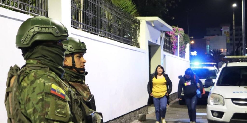 Fuerzas Armadas resguardan los exteriores de la Embajada de México