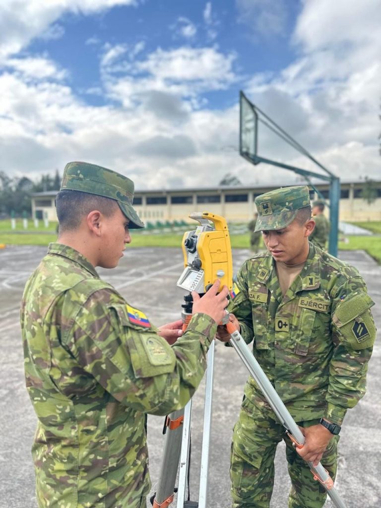 Aspirantes a soldados del Ejército, reciben clases sobre fotografía