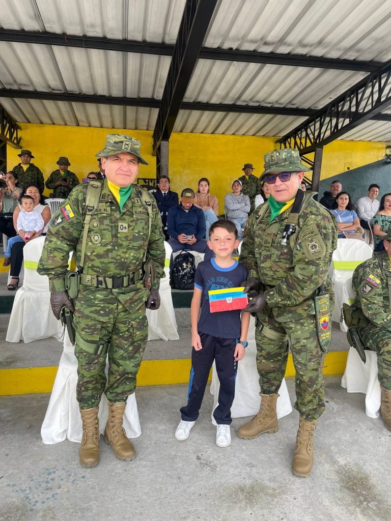 Militares comparten con niños en Pastaza