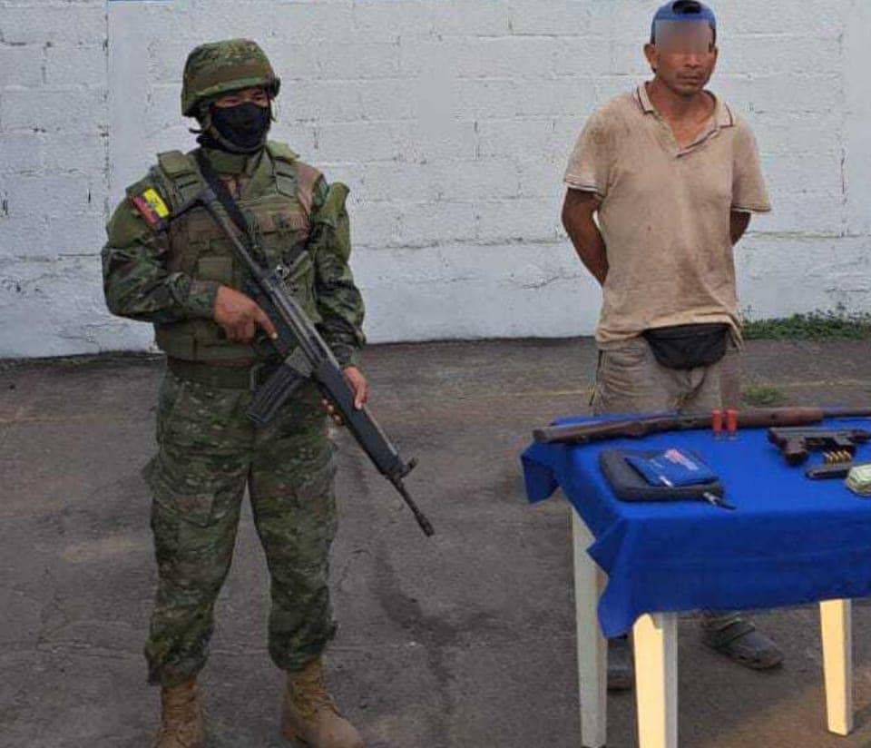 Militares capturan a sujeto armado