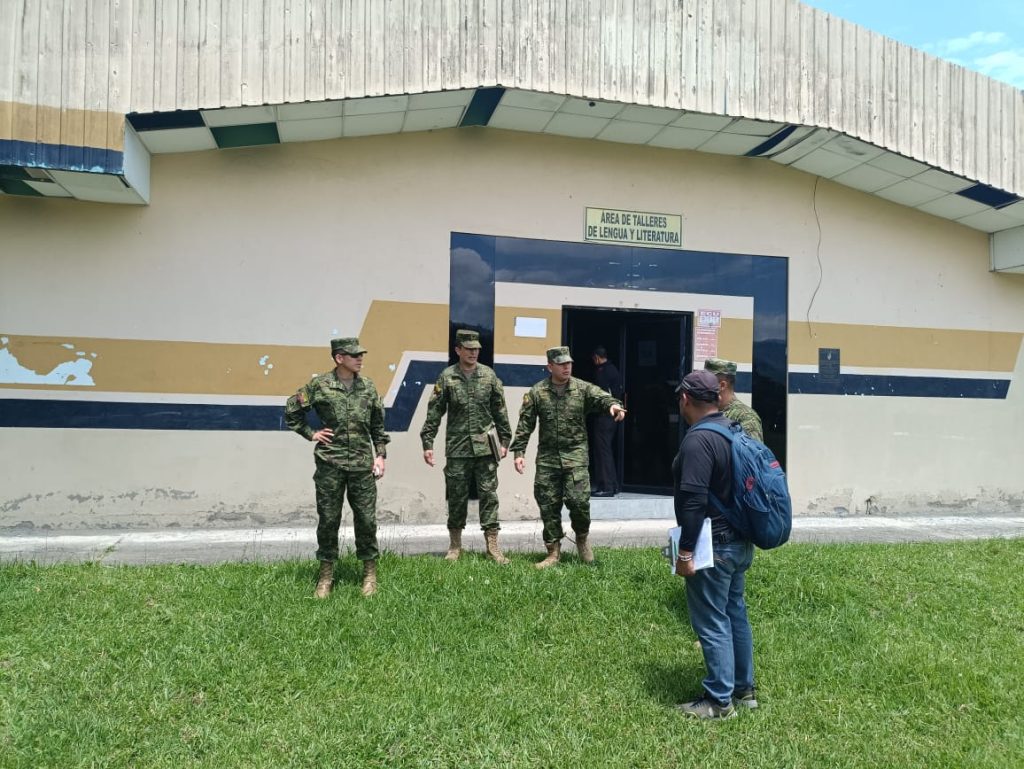 Militares supervisan la infraestructura de colegio militar