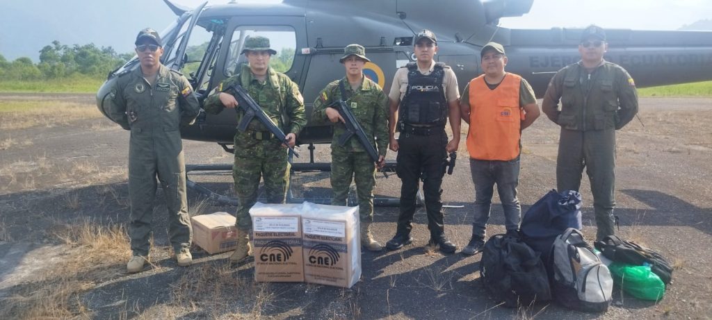 Fuerzas Armadas trasladan material electoral en Gualaquiza