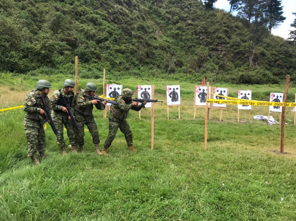 Militares realizan práctica de combate urbano en el Amazonas