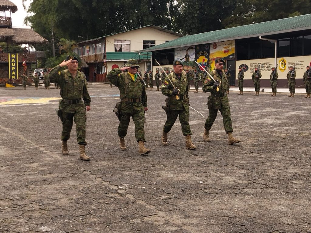 Ceremonia de cambio de mando en Escuela de Iwias