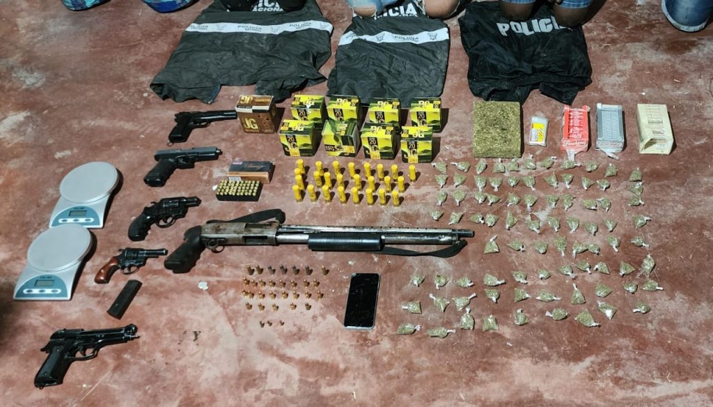 Militares decomisan armas y droga en Cotacachi