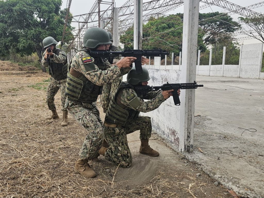Armada del Ecuador capacita a oficiales en combate urbano