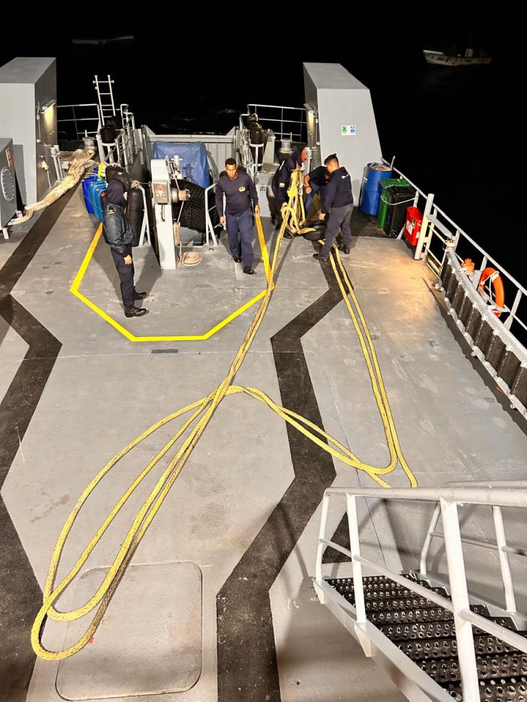 Armada del Ecuador rescata tres personas que estaban a la deriva a 30 millas náuticas de Anconcito