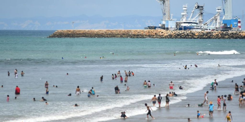 INOCAR advierte peligro en 20 playas de Ecuador por oleaje