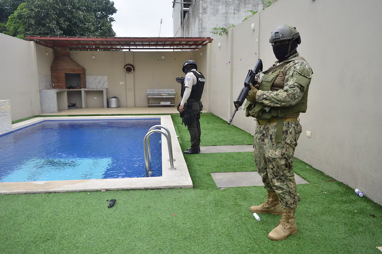 Policía allana casas con piscina y jacuzzi en el Guasmo