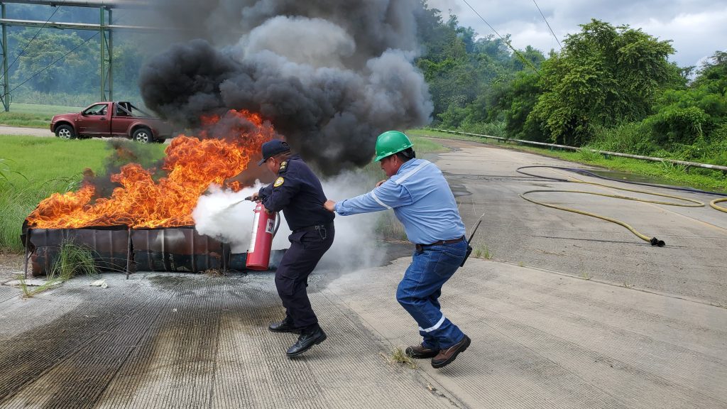 Armada del Ecuador se capacita en combate de incendios en Esmeraldas